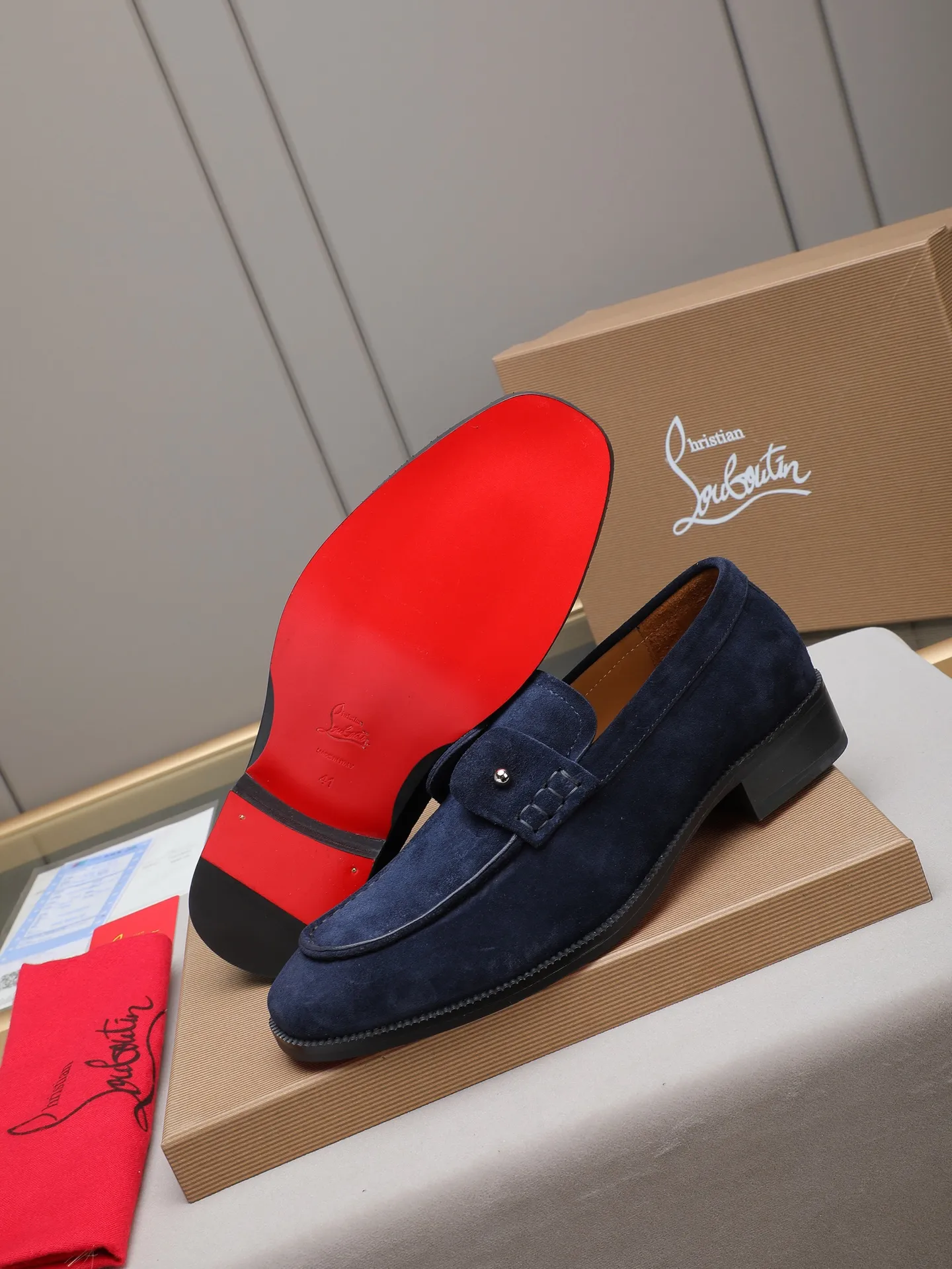 PP580 CL New formal dress shoes Christia* Loubouti* red-soled shoes GREGGO men's Oxford shoes Official price Made of imported high-mercerized suede, glossy small square tip design, iconic red outsole, extremely personalized shoe style, original color cowhide lining, original Italian leather outsole; fine workmanship, bringing you a luxurious experience. Clean silhouette and straightforward, GREGGO men's Oxford shoes It is an Oxford shoe type born for city roaming. Standard leather shoe size: 38～44# (45🉑️customized)
